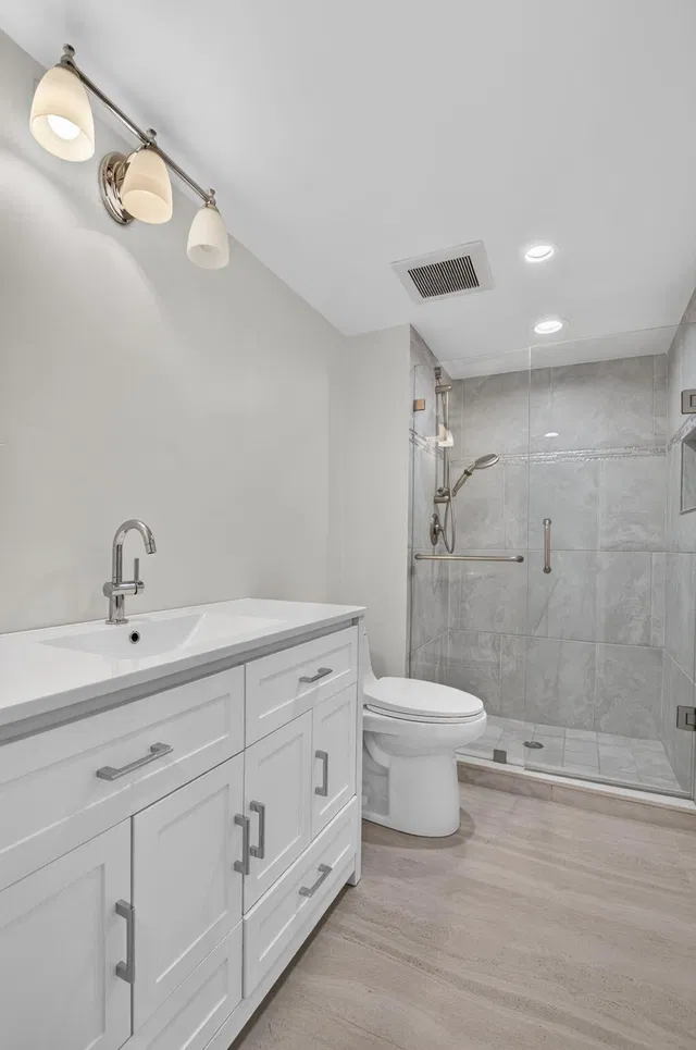  Unit 13501 photo 37