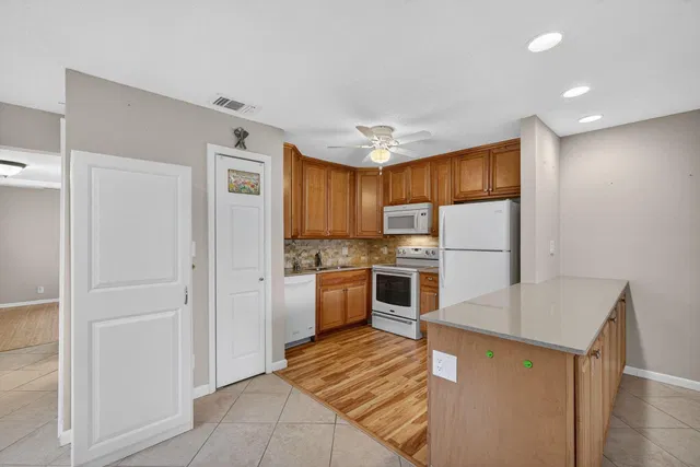  Residence photo 9