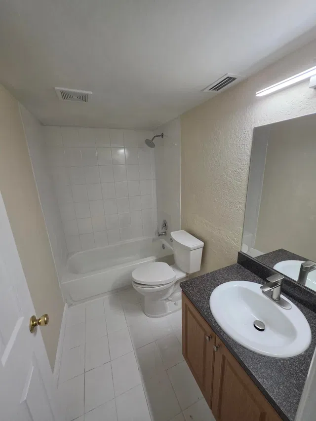 Unit 215 photo 11