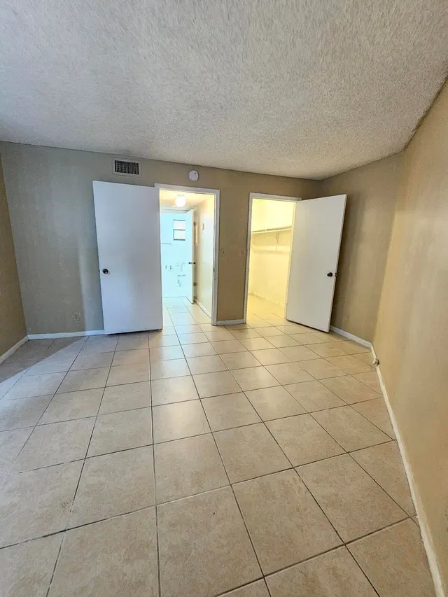 Unit 104 photo 11