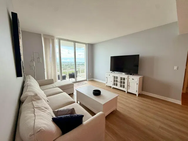  Unit 1114 photo 4
