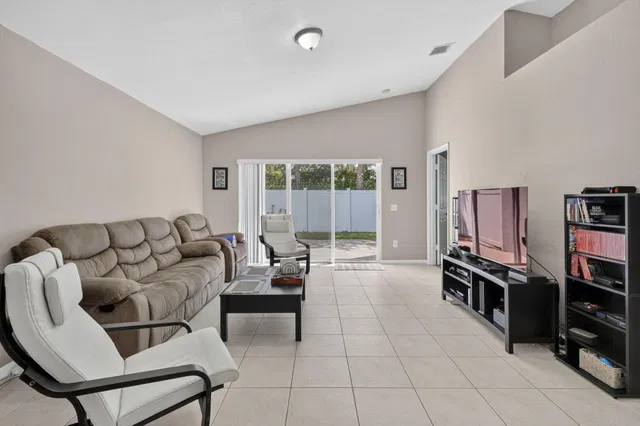 Residence photo 3