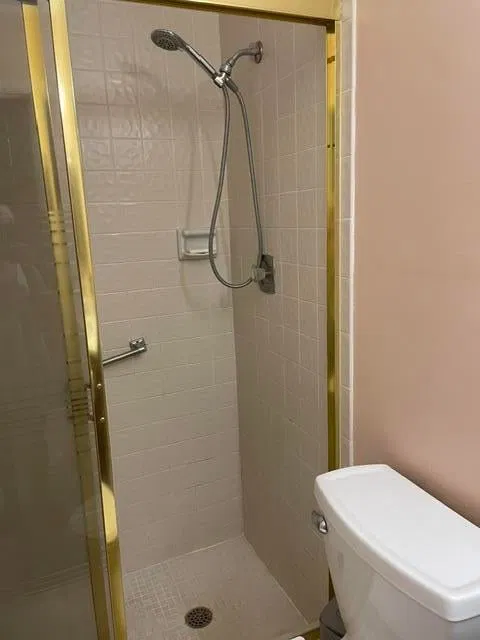 Unit B photo 17