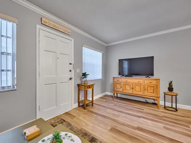 Unit 104 photo 6