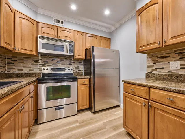 Unit 104 photo 11