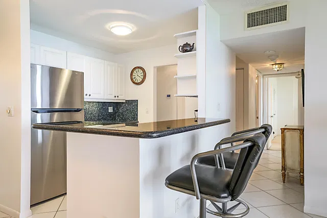 Unit 1004E photo 11