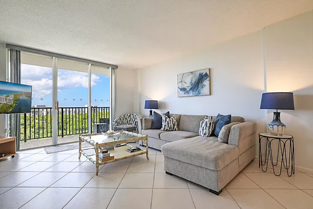 Unit 1004E photo 17