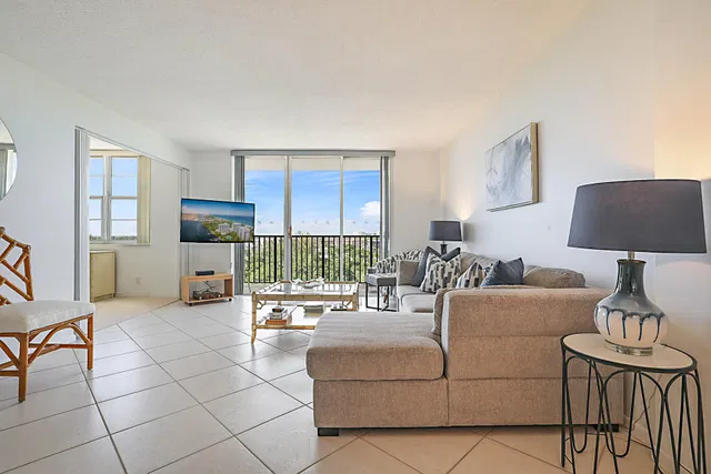 Unit 1004E photo 18
