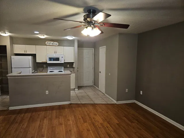 Unit 409 photo 3