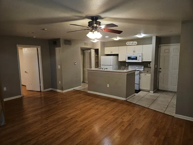 Unit 409 photo 4