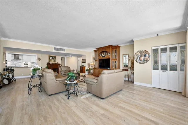Unit 2156 photo 6