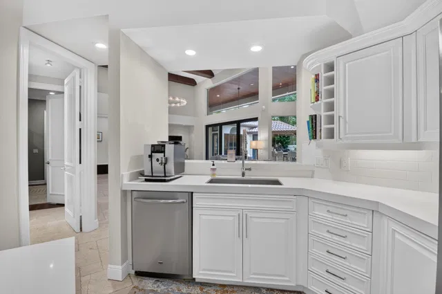 Seasons Residence photo 15