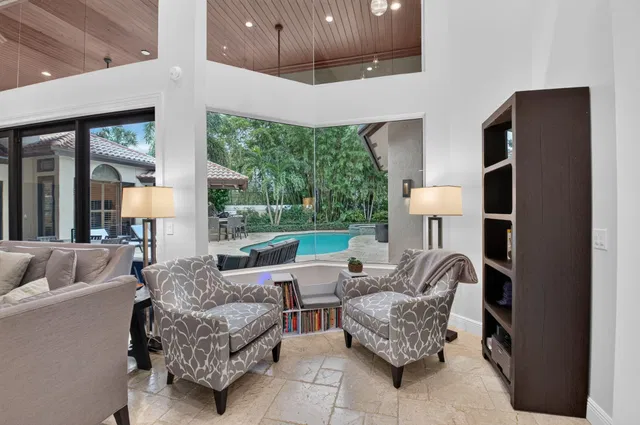 Seasons Residence photo 17