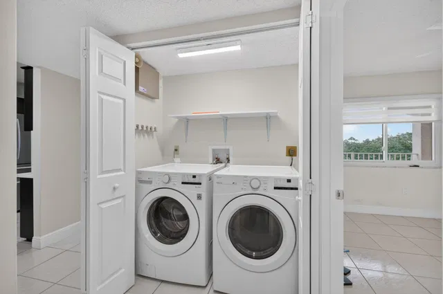 Unit 403 photo 16