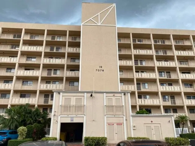 Unit 805 photo 2