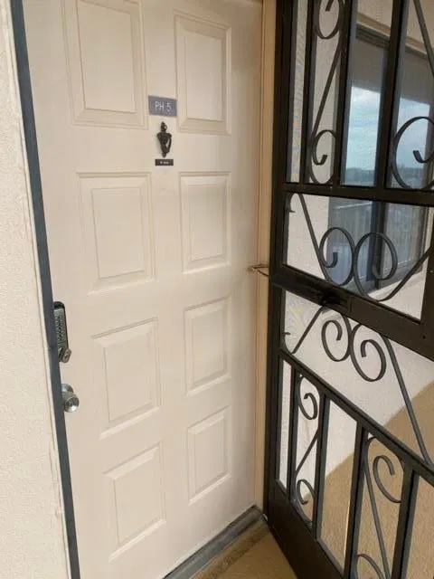 Unit 805 photo 8