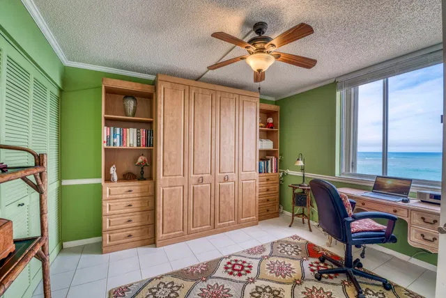 Unit 1008 photo 8