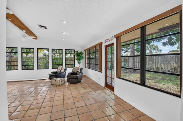 Residence photo 18