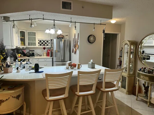 Unit 203 photo 4