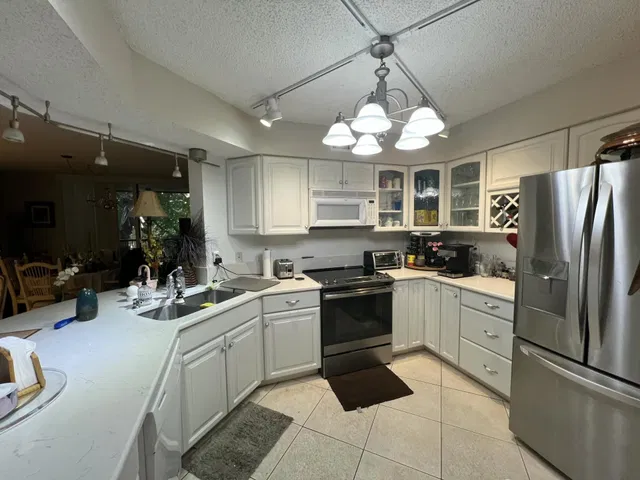 Unit 203 photo 5