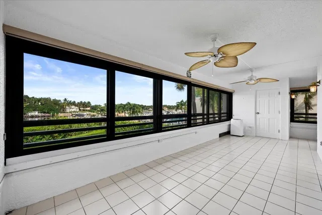 Unit 526 photo 33