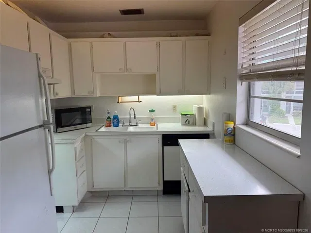 Unit J12 photo 4