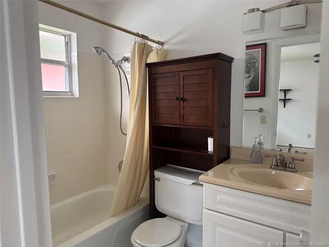 Unit J12 photo 8