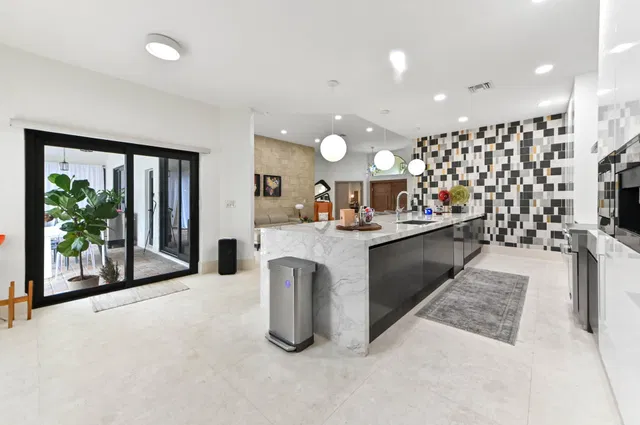 Residence photo 12