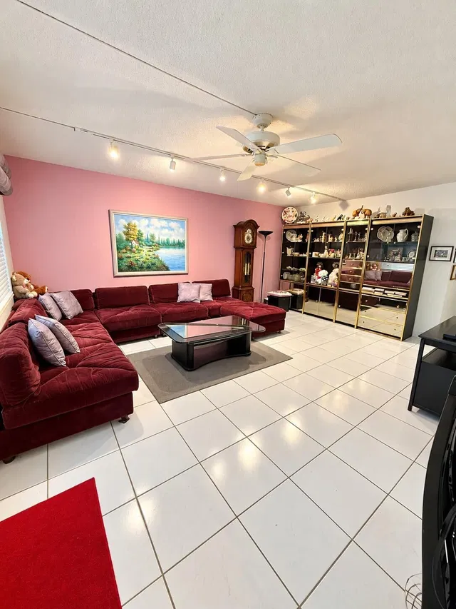 Unit 2035 photo 2