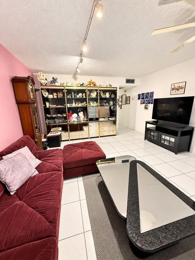 Unit 2035 photo 3