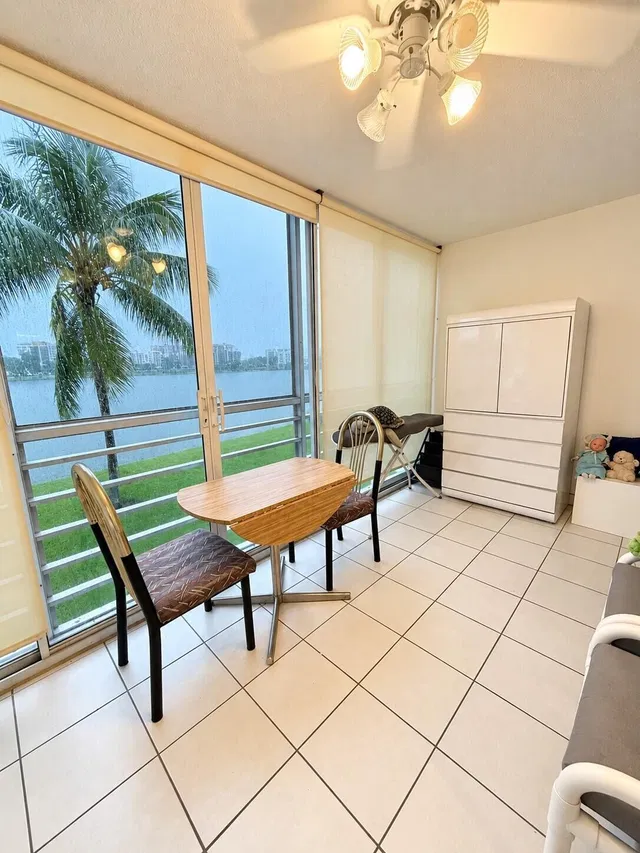 Unit 2035 photo 18