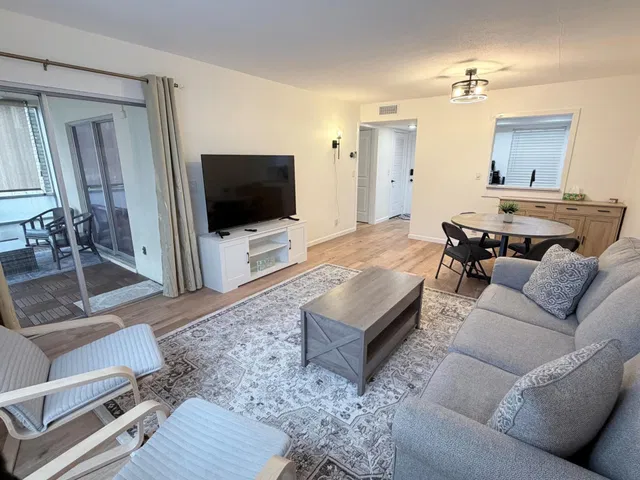 Unit 147 photo 11