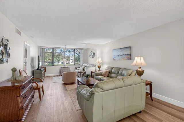 Unit 204 photo 7
