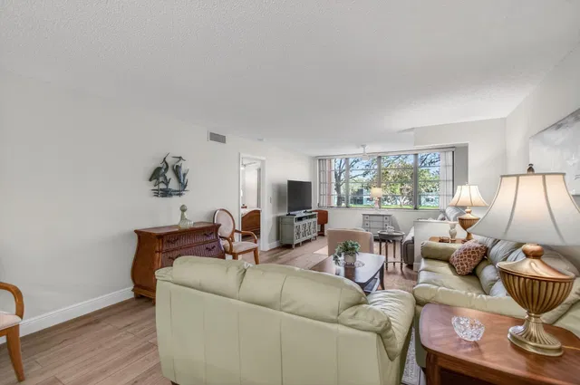 Unit 204 photo 8