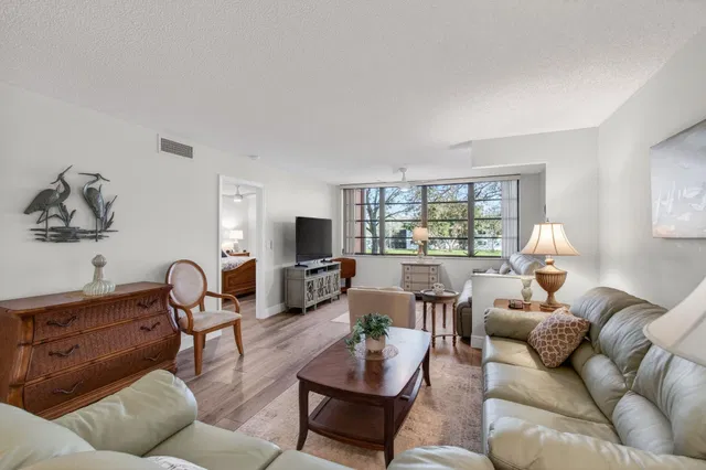 Unit 204 photo 9
