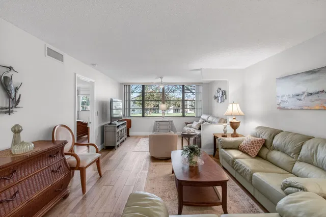 Unit 204 photo 10