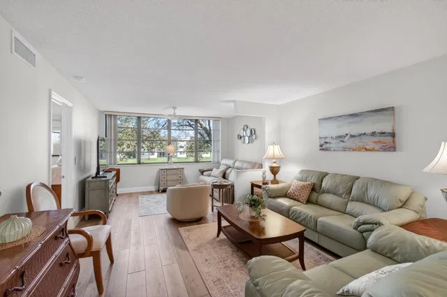 Unit 204 photo 11