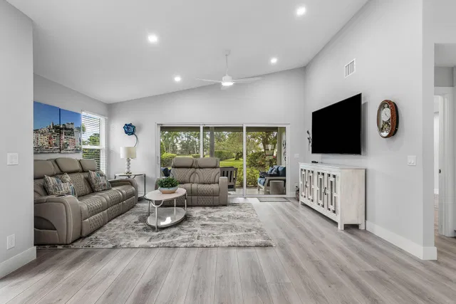 Eastpointe Country Club Residence photo 11