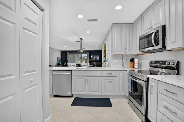 Unit 130 photo 11