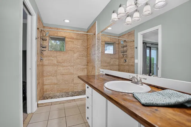 Unit 130 photo 26