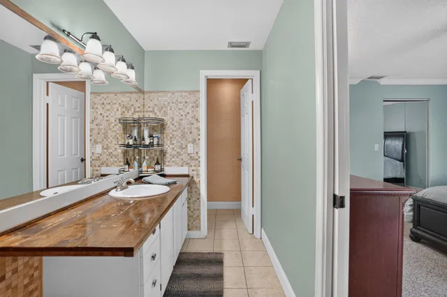 Unit 130 photo 27