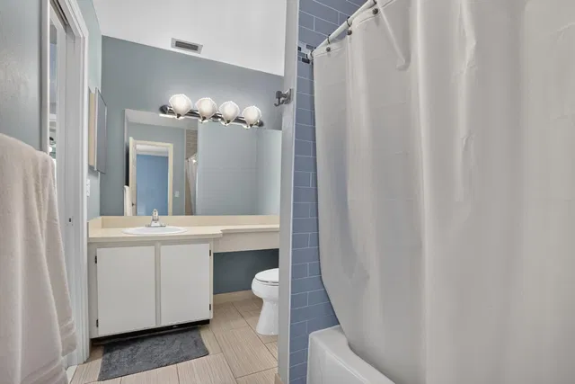 Unit 130 photo 34