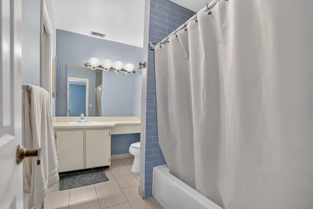 Unit 130 photo 38