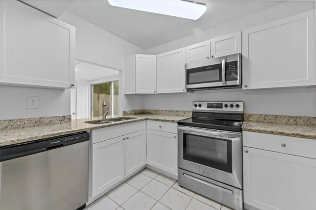 Residence photo 12