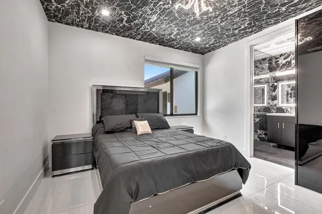 Residence photo 11