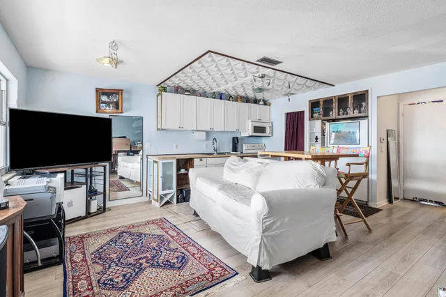 Unit 11-208 photo 3