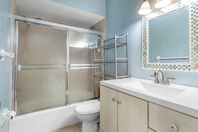Unit 11-208 photo 6