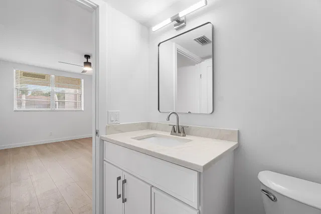 Unit 2080 photo 9