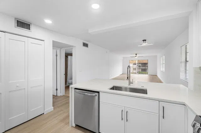 Unit 2080 photo 17