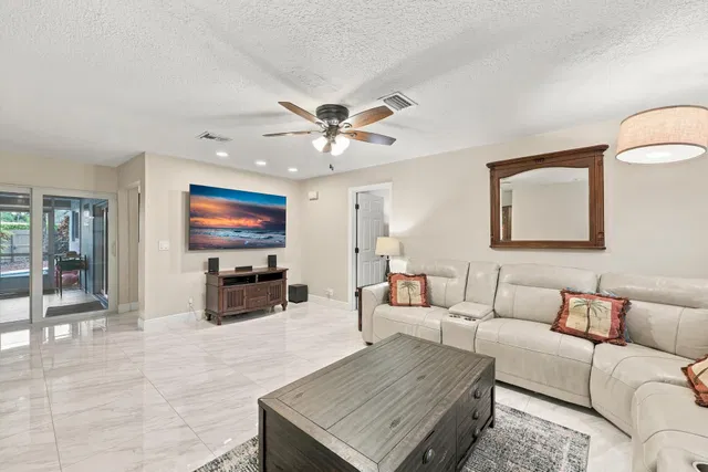 Residence photo 17